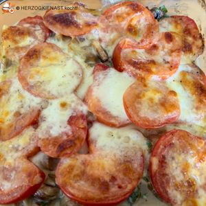 Champignon Tomaten Gratin in der Form fotografiert