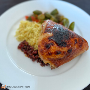Hähnchen mit Zitronenreis und Safranberberitzen serviert mit Okraschoten
