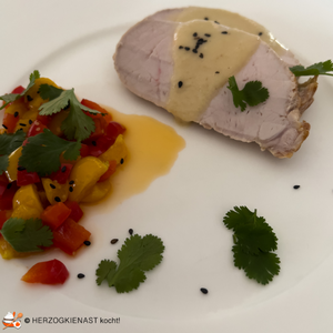 Schweinerücken mit Physalis-Paprikagemüse und Selleriesauce