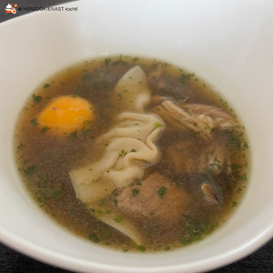 Japanische Gyozasuppe mit gefrorenem Eigelb und Schweinefleisch