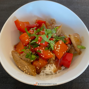 Chinesische Steak-Paprika Pfanne im Bowl auf Reis mit Koriander und Sesam getoppt