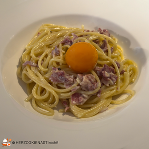 Falsche Carbonara - obendrauf sitzt kugelrund ein gefrorenes, aufgetautes Eigelb