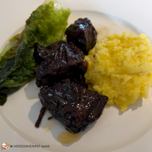 Geschmorte Shortribs mit Anis-Romana und Parmesanpolenta
