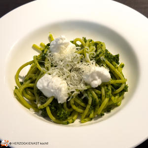 Schwarzkohlpasta auf dem Teller