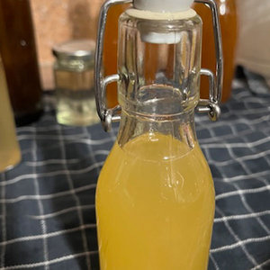 Bitterorangenlikör in einer Bügelflasche