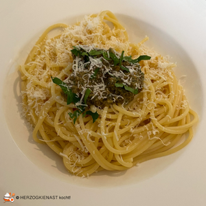 Spaghetti mit Steinpilzpesto und Parmesan