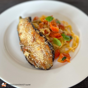 Melanzane Milanese mit Linguine und Kirschtomaten und frischem Basilikum
