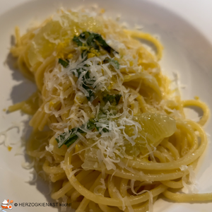 Sizilianische Zitronenpasta mit Minze, getoppt mit Parmesan