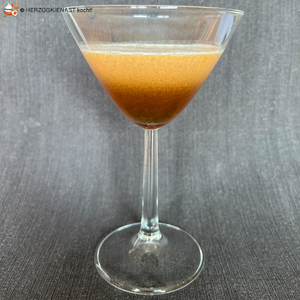 Nitro Kaffee Martini Frisch ins Glas gespritzt nach 2 Minuten - Schaum ist oben