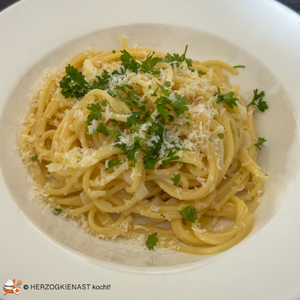 Kohlrabi Spaghetti getoppt mit Parmesan und Petersilie