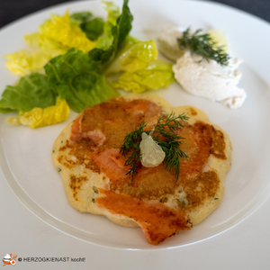 Ein Räucherlachs Pancake mit Salat und Dip
