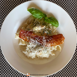 Pappardelle mit Ziegenfrischkäse und Spinat in tiefem Teller