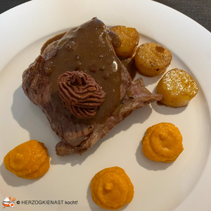 Steaks mit Rotweinschokoladenganache, Pommes Soufflé und Karottenpüree