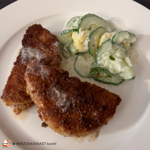 2 halbe Panierte Kohlrabischeiben mit Wiener Gurken-Kartoffelsalat