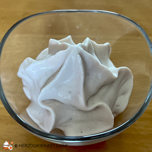 Eismasse mit Glycerol, damit die Masse nicht friert. Schmeckt wie kalte Sahne mit Geschmack.