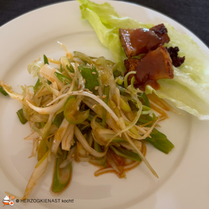 Koreanischer Frühlingszwiebelsalat - hier mit BBQ Schweinebauch serviert