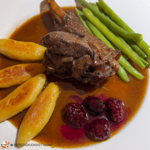 Rehstelzen mit grünen Bohnen, Brombeeren und Schupfnudeln