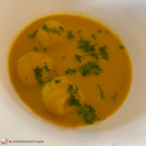 Tomatensuppe mit Käseschwemmklößchen getoppt mit Petersilie