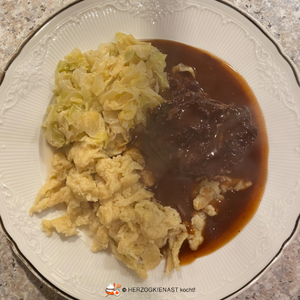 Geschmorte Kalbsbäckchen mit Spätzle und viel Sauce