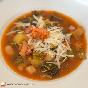 Minestrone hier mit Parmesan und Paprika Pesto