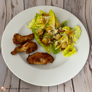 Caesar Salat mit chickenwings - Teller Deko