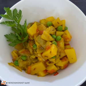 Indisches Kohlcurry mit Erbsen im Bowl serviert