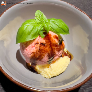 Erdbeersorbet mit Balsamicoreduktion auf weißer Mousse au chocolat