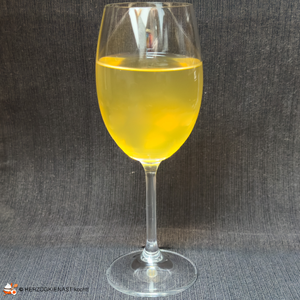 Ein Weißweinglas mit Grüntee-Apfelsaft