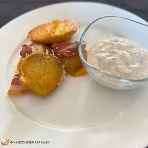 Parmesankartoffeln mit Dip auf dem Teller