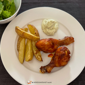 2 Drumsticks mit Wedges und Feigendip auf einem Teller
