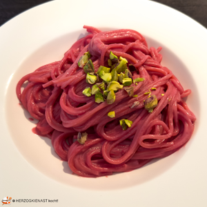 Pink Pasta mit rote Bete garniert mit gehackten Pistazien
