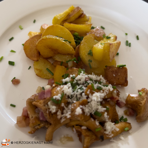 Gröstl mit Pfefferlingen und frisch geriebenem Meerrettich, getoppt mit Schnittlauchröllchen