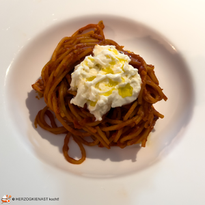 Pasta Assenssina getoppt mit Ricotta
