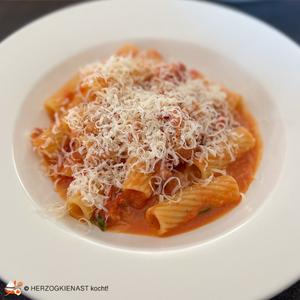 Pasta Zozzona mit Parmesan mit Parmesan serviert