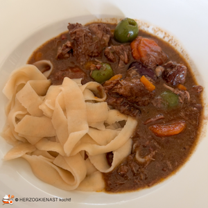 Provencalisches Rindsragout mit breiten Bandnudeln