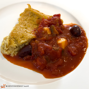 Kaffeepolenta angerichtet mit Sugo