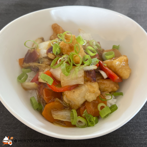 Chicken Manchurian auf Reis im Bowl serviert
