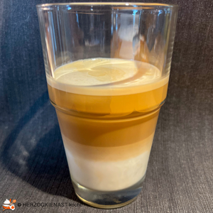 Nitro Latte mit Vanille Karamelleis im Glas