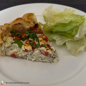 Feta Tarte - Tortenstück mit Salat auf dem Teller
