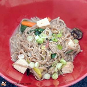 Asia Suppe mit Tofu, in roter Schale